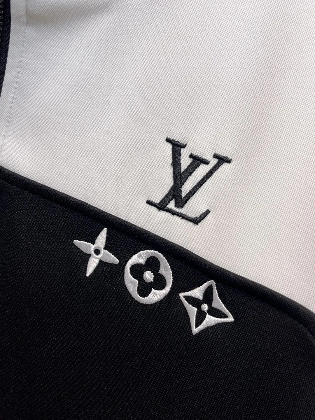 🅿️720 [LV Louis Vuitton] hot-selling suit is coming. Focus on the original version of the official website. 2025 new hot-selling cardigan and sweatshirt suit. The original order is the best. 🇭🇰The meticulous work of top designers. It has a fitting and perfect upper body effect. All-natural high-quality Tencel Roman cotton 100%, close-fitting comfort, noble and elegant! Original hardware embodies elegance and nobility! Counter size: M-3XL (maximum wear up to 190 pounds)